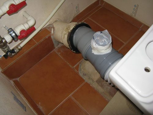 下水管の修理：ネジを外す方法